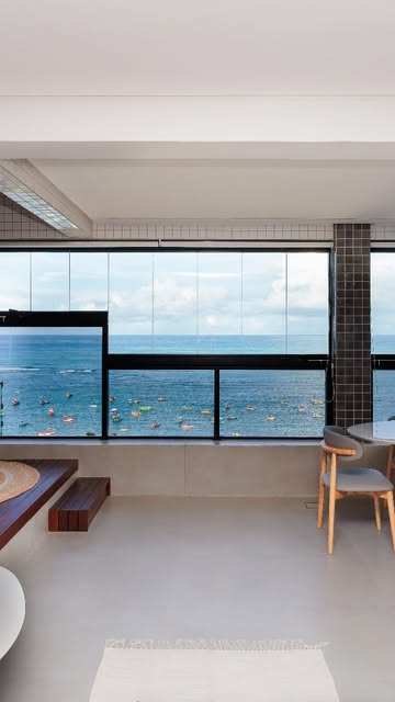 Interior com ampla abertura para a paisagem e vista do mar